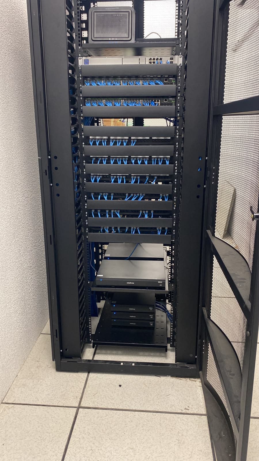 Rack de rede montado pela HD Tecnologia, com patch panels identificados e cabeamento organizado por guia